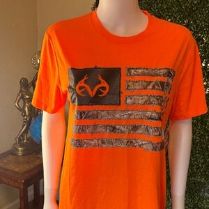 Realtree Men's Bright Orange Short Sleeve Camo Flag Graphic Tee